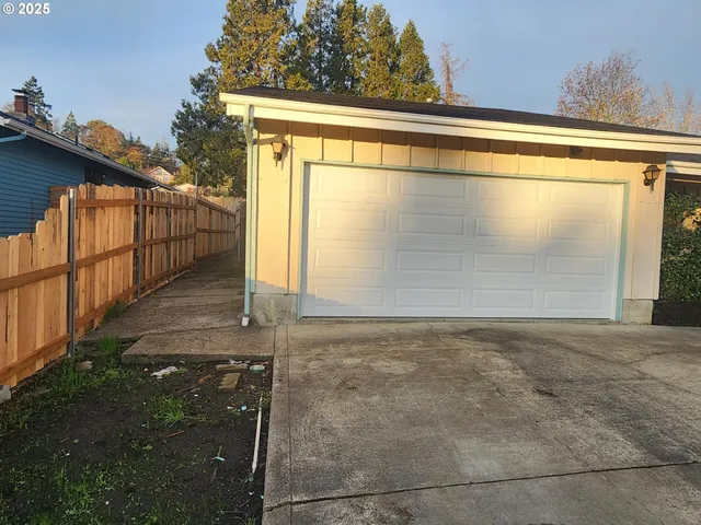 $334,500 | 1472 Northwest Troost Street, Roseburg, OR 97471