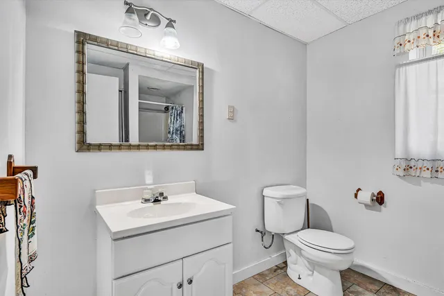 a sign that is on the side of the wall