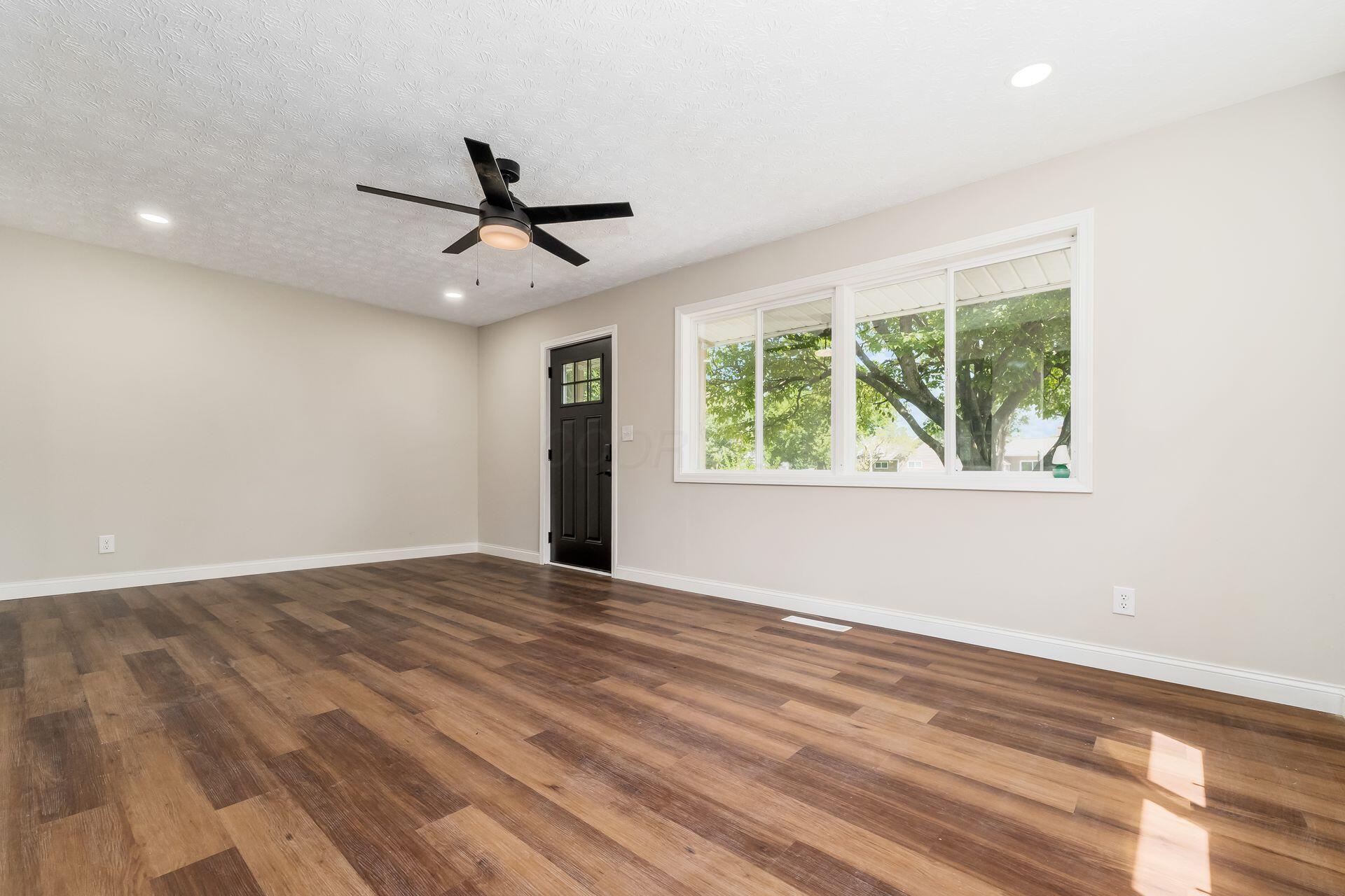 505 Beechwood Road Columbus, OH 43213 - Photo 6 of 40 Entryway/Living Space