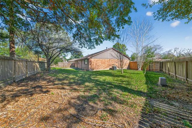 a view of a house with yard and tree s