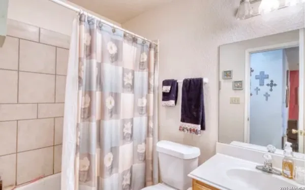 $950 | 622 South Oak Street, Pearsall, TX 78061