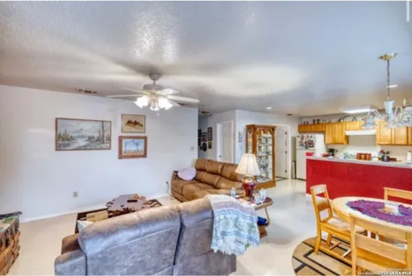 $950 | 622 South Oak Street, Pearsall, TX 78061