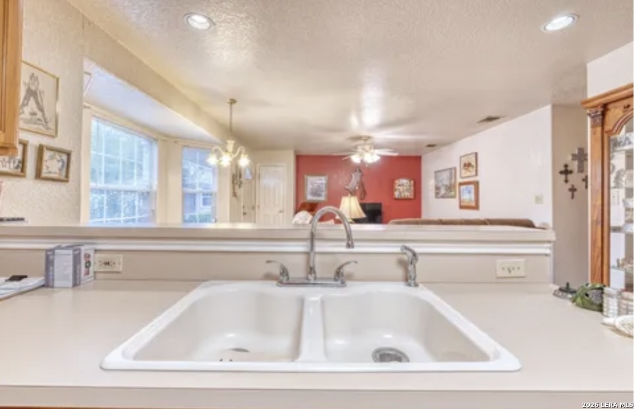 622 South Oak Street Pearsall, TX 78061 - Photo 8 of 22 a bathroom with a bathtub and a sink
