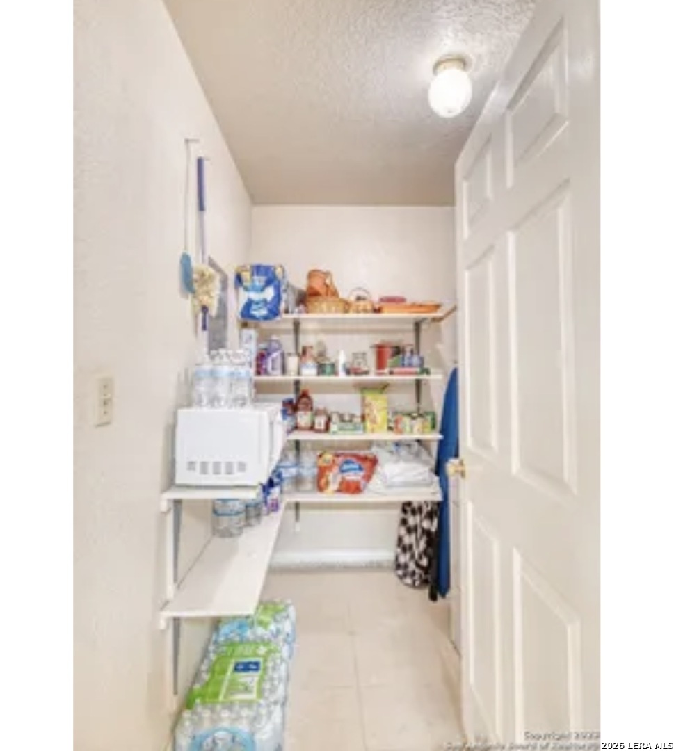 622 South Oak Street Pearsall, TX 78061 - Photo 9 of 22 a utility room with dryer and washer