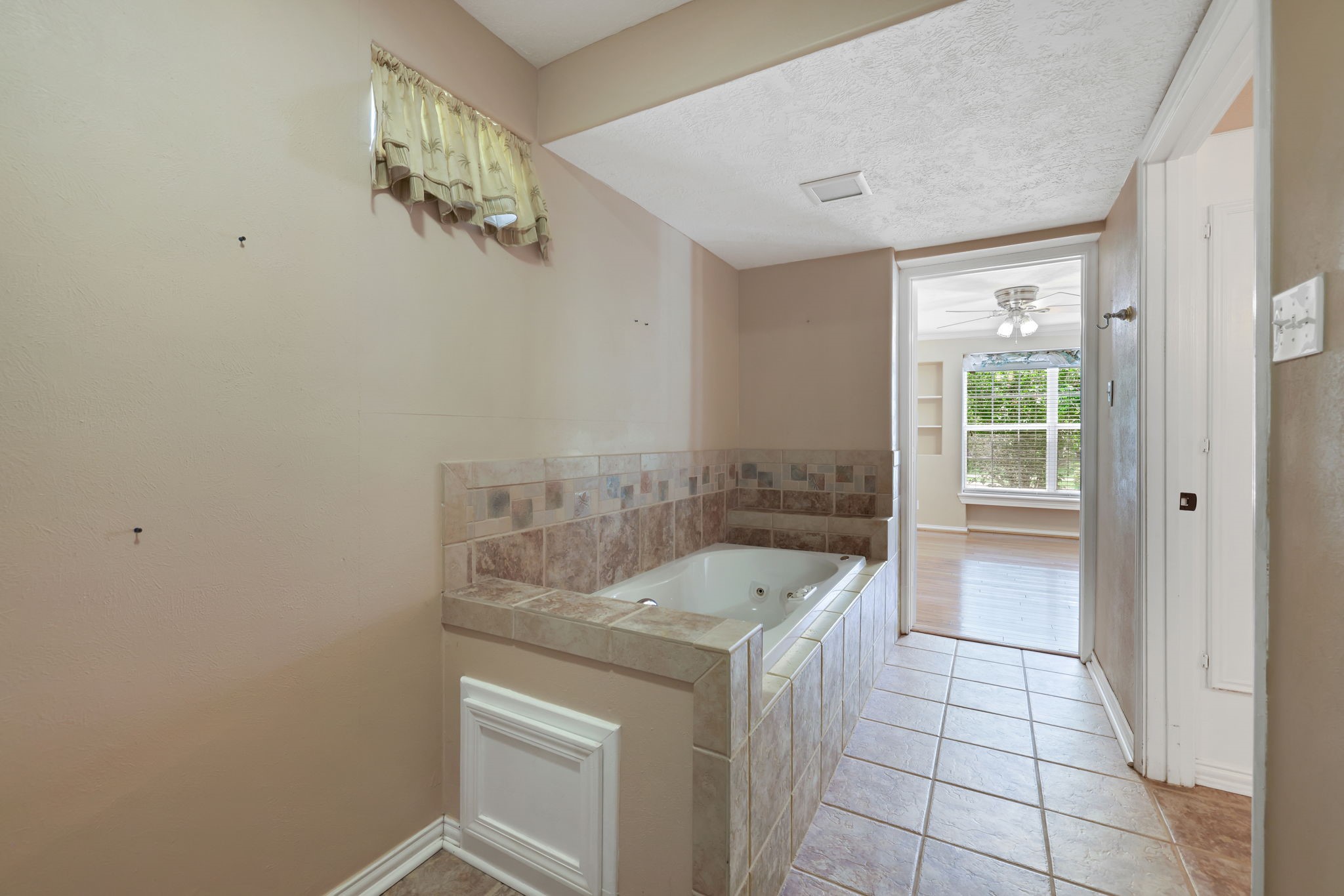 360 Holiday Lane Coldspring, TX 77331 - Photo 32 of 40 Full bathroom downstairs with tub