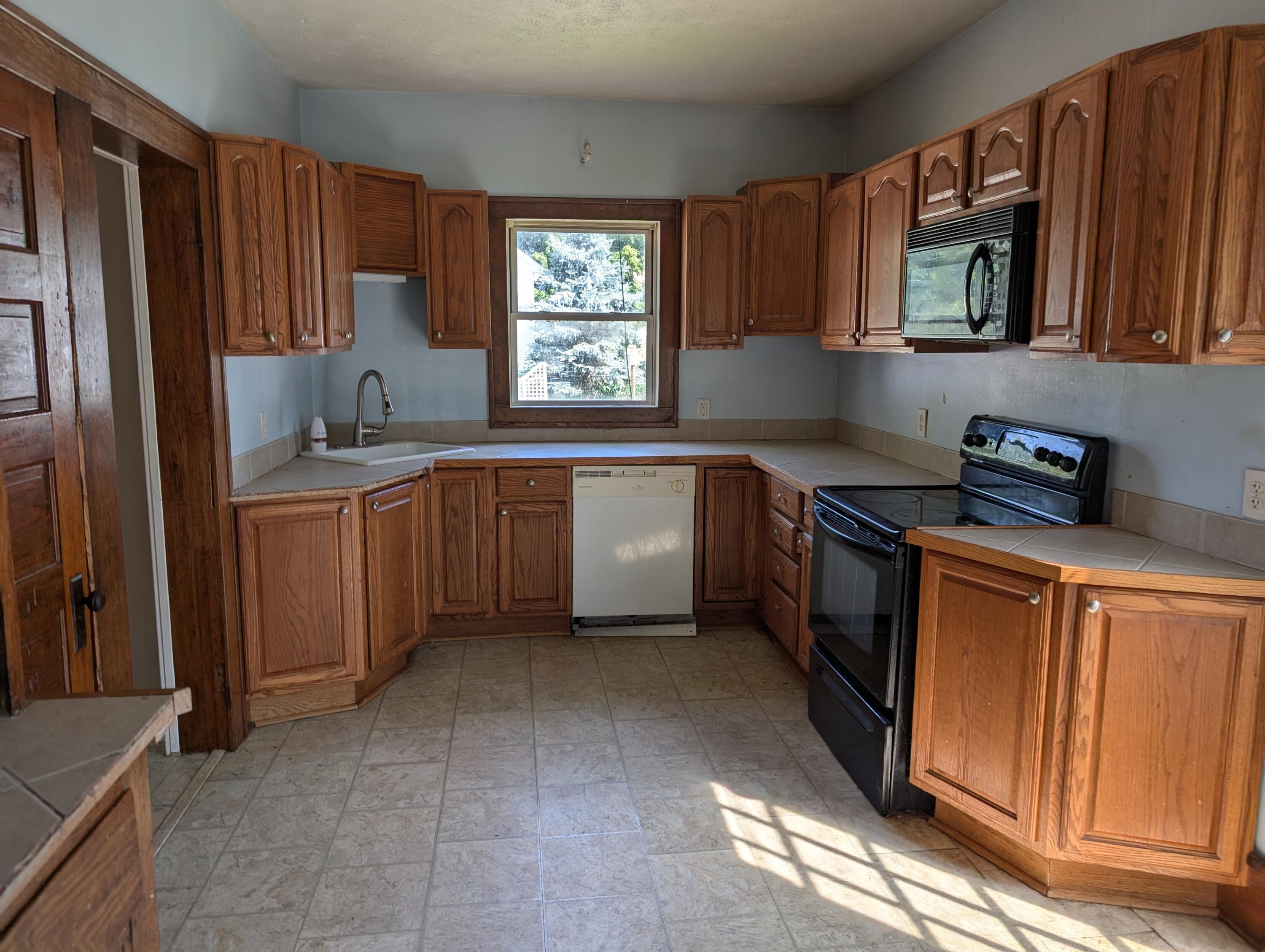111 West Kelsey Street Three Rivers, MI 49093 - Photo 6 of 13 PXL_20250909_154110541