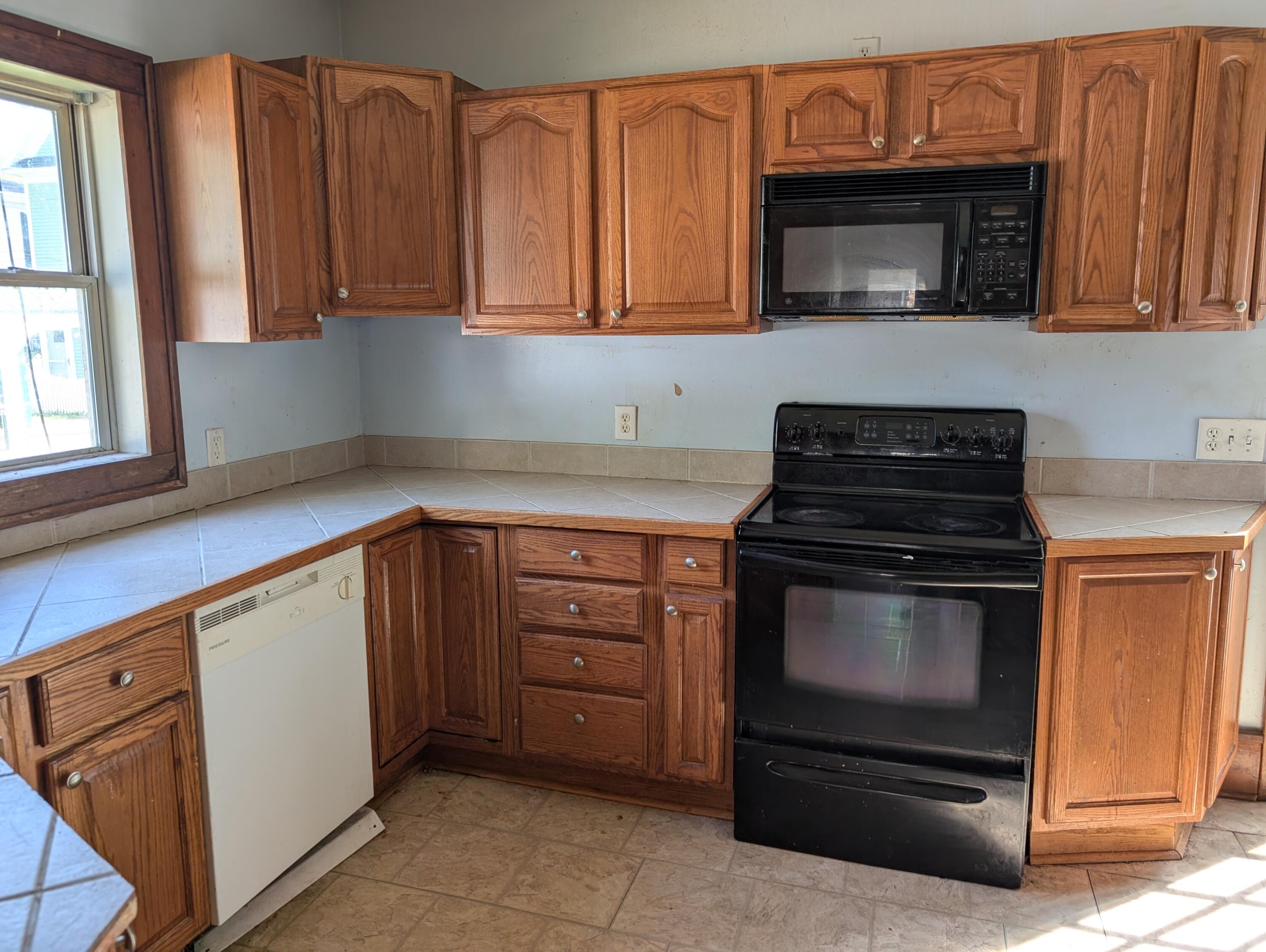 111 West Kelsey Street Three Rivers, MI 49093 - Photo 7 of 13 PXL_20250909_154118477.MP