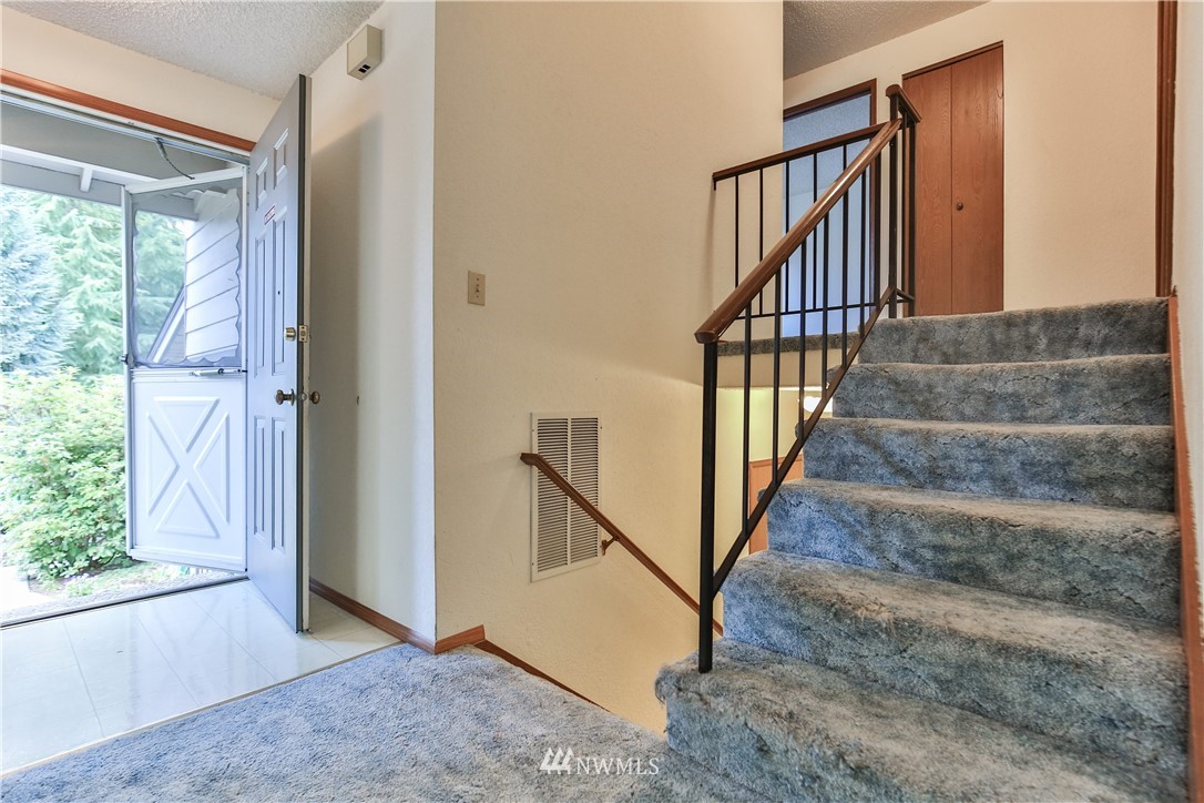 108 Vashon Avenue Southeast Renton, WA 98059 - Photo 3 of 24 Gallery Image 3