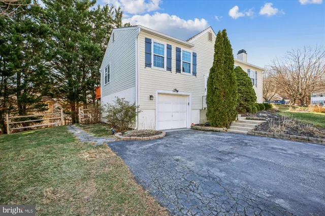 a view of a house with backyard and garden