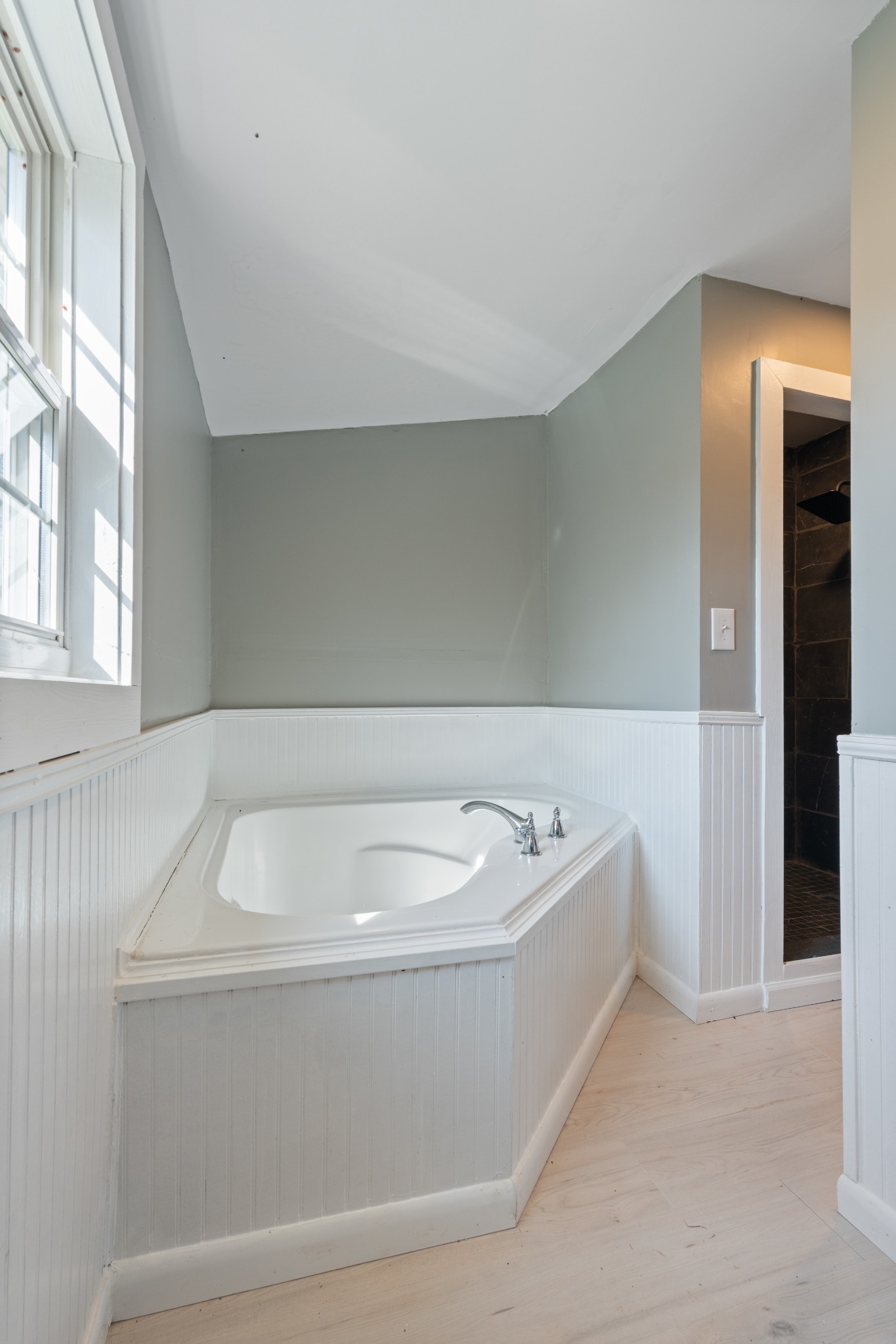 126 West End Avenue Centerville, TN 37033 - Photo 30 of 37 a bathroom with a bathtub