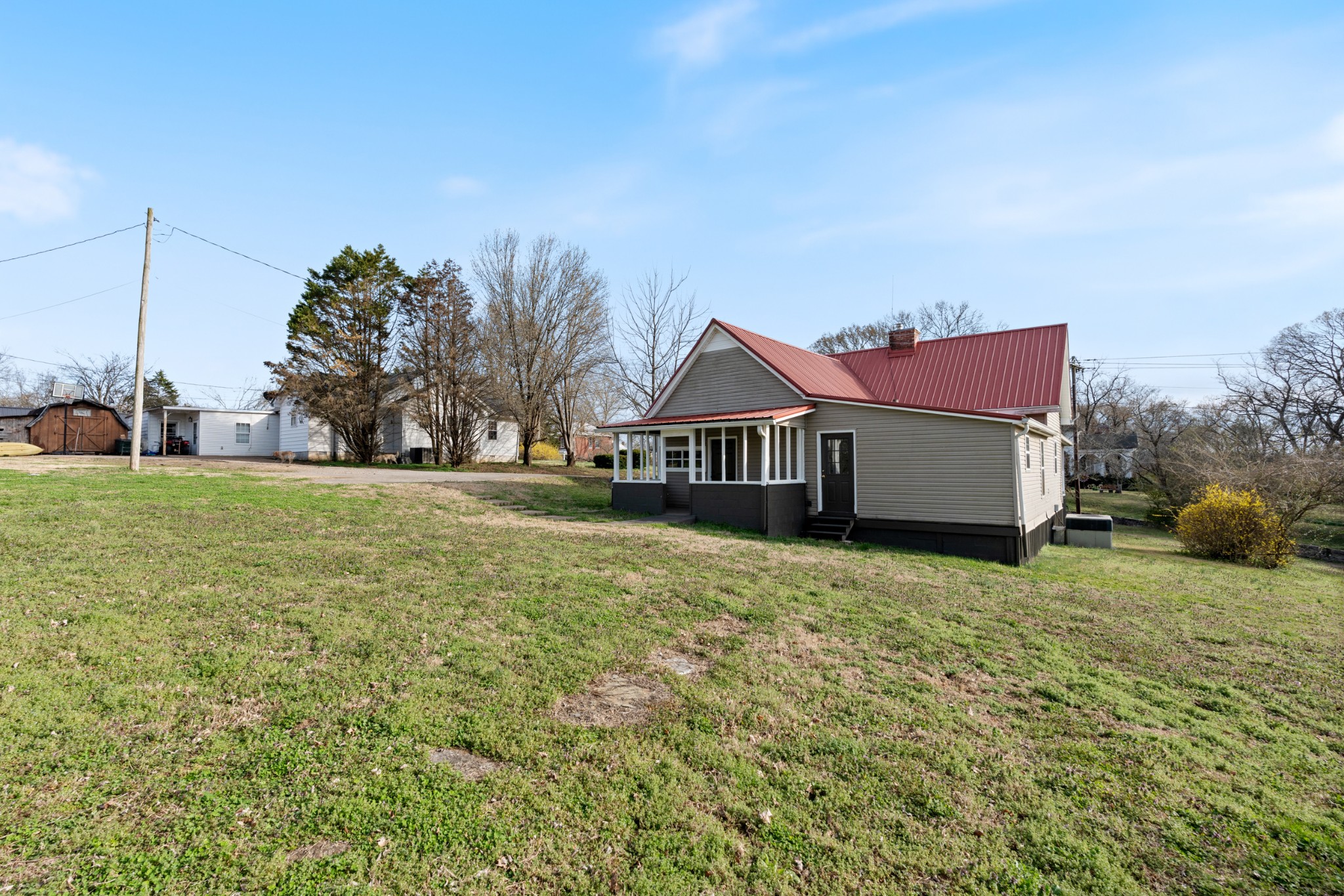 126 West End Avenue Centerville, TN 37033 - Photo 6 of 37 a front view of a house with garden