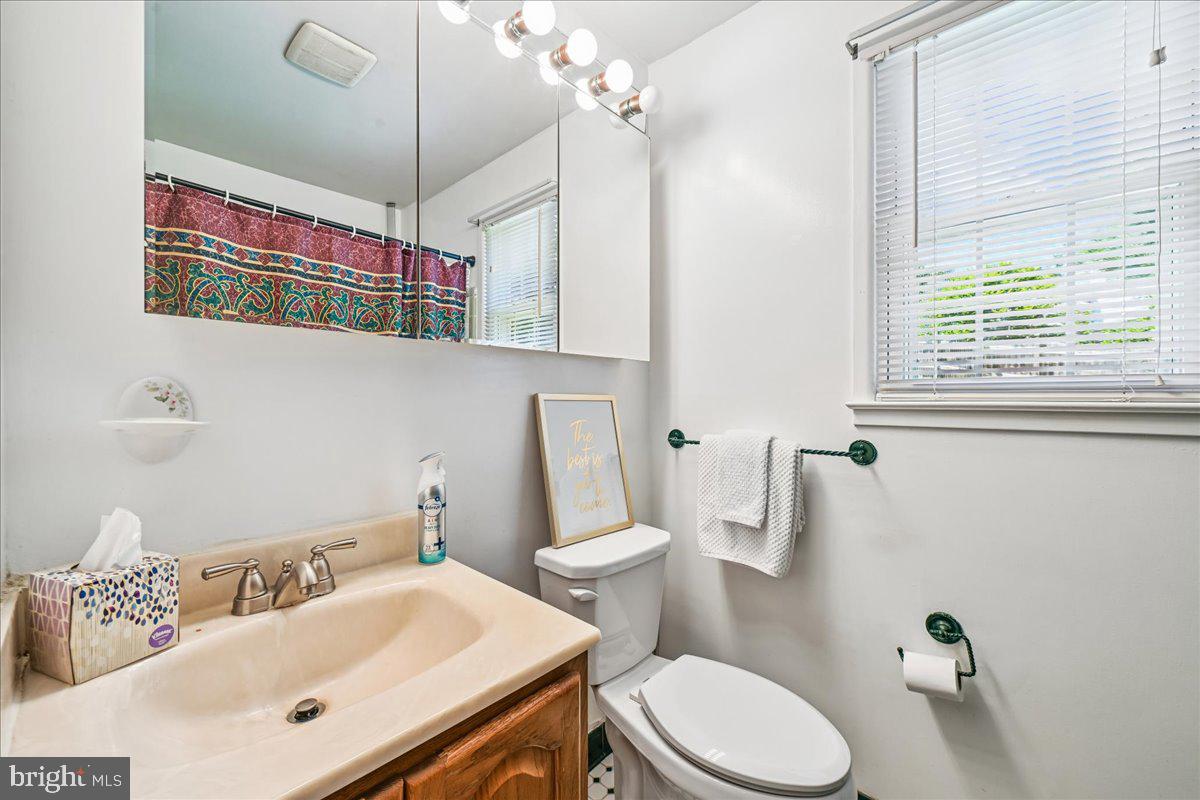 5643 Inverchapel Road Springfield, VA 22151 - Photo 37 of 65 Full bath upper level