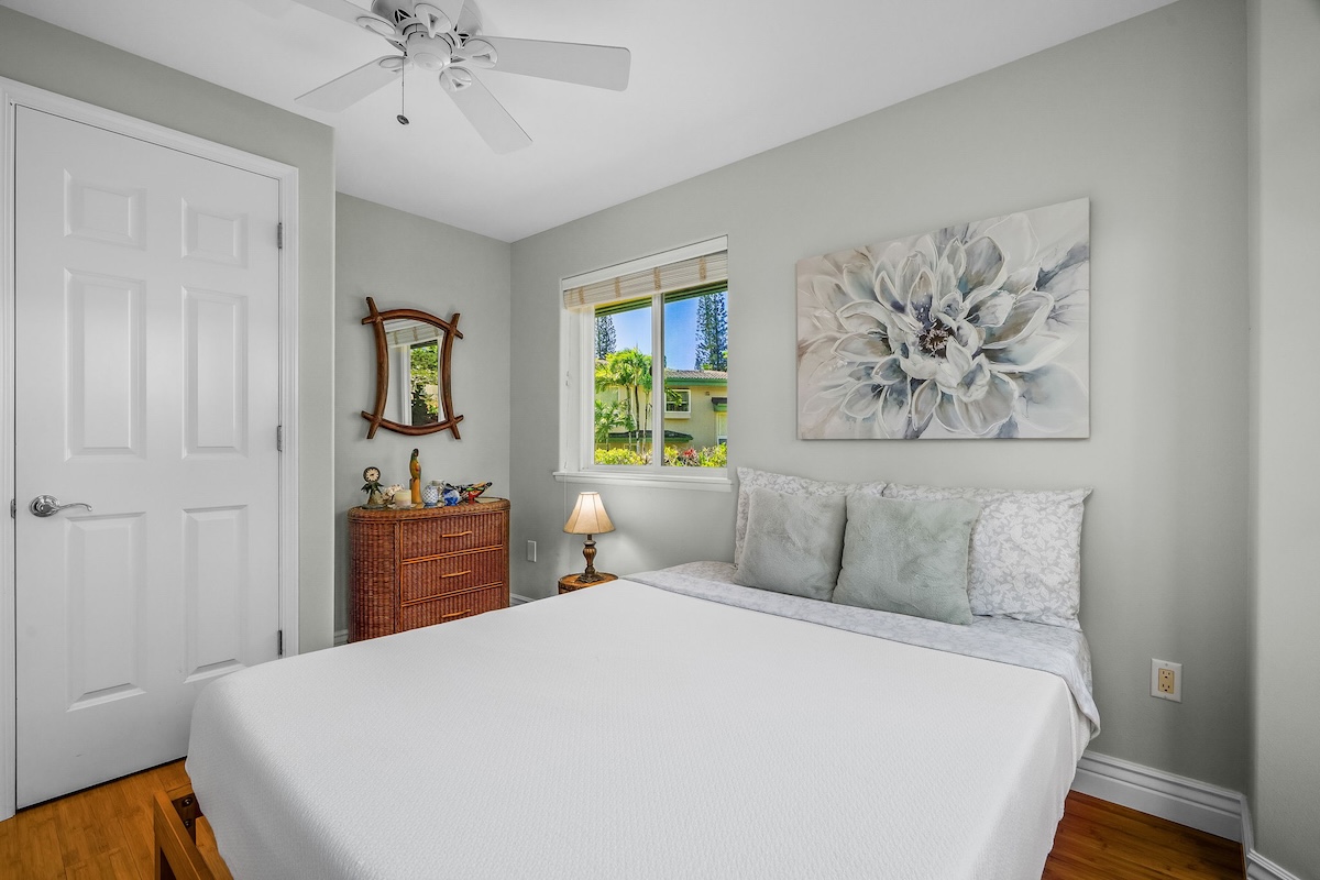 4141 Lei O Papa Road, Unit 33 Princeville, HI 96722 - Photo 18 of 22 a bedroom with a large bed and a chandelier