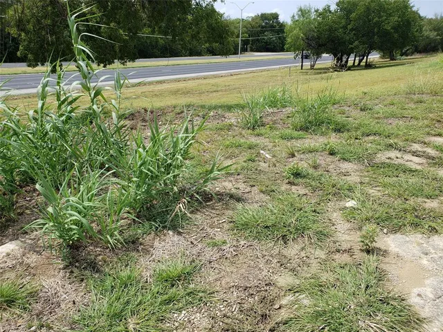a view of a yard with a house