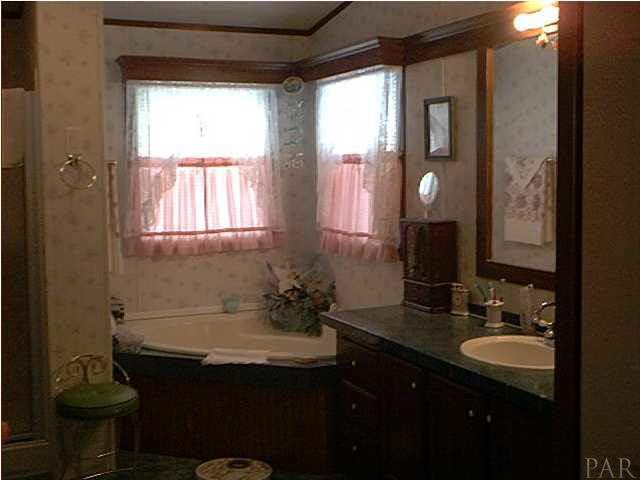 5440 Kauffman Road Milton, FL 32583 - Photo 15 of 22 Master Bath Corner Gardnen Tub