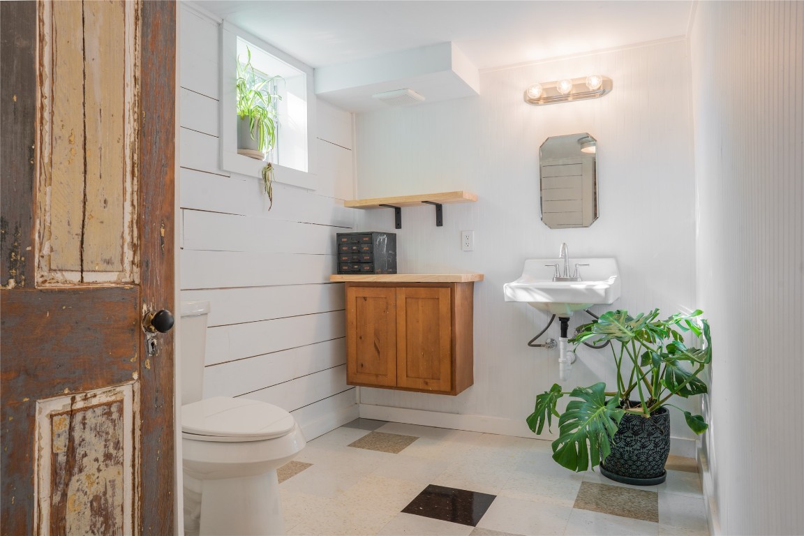 1148 Gunter Street, Unit A & B Austin, TX 78721 - Photo 32 of 38 Studio two piece bathroom