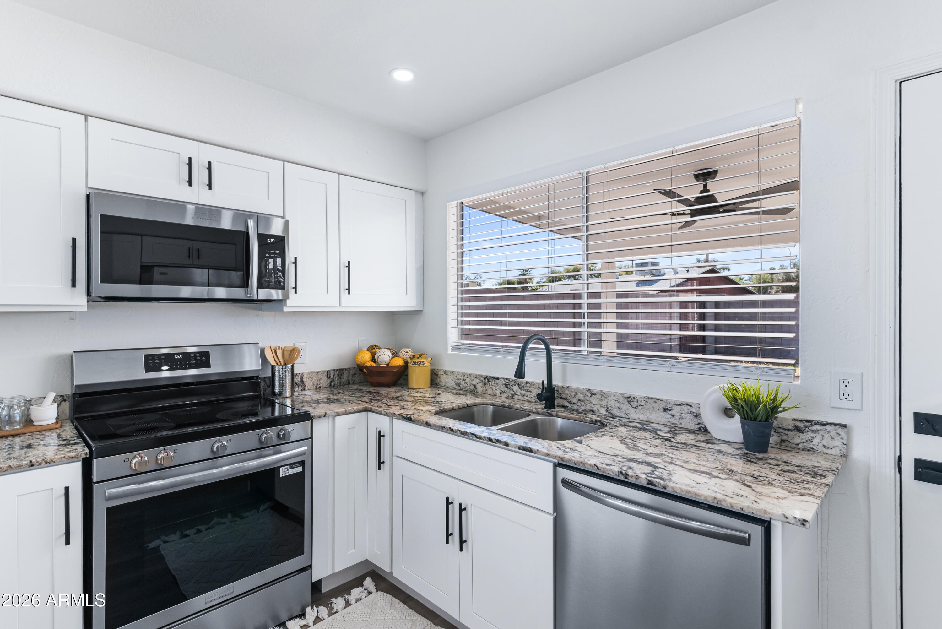 525 West El Prado Road Chandler, AZ 85225 - Photo 16 of 48 Kitchen