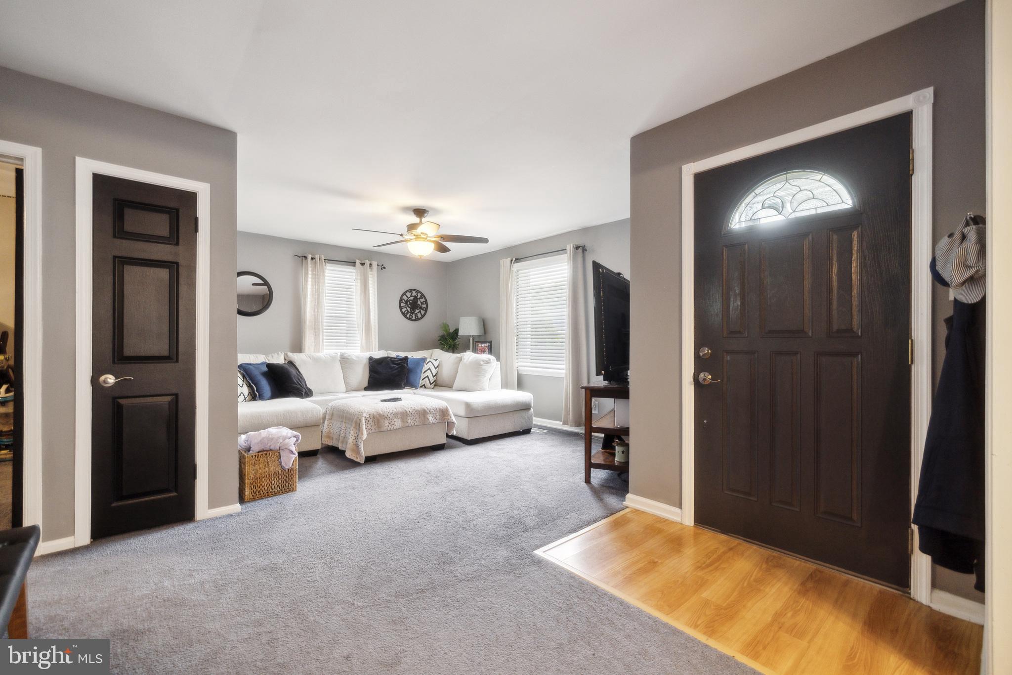 19 James Road Hatboro, PA 19040 - Photo 4 of 31 Livingroom