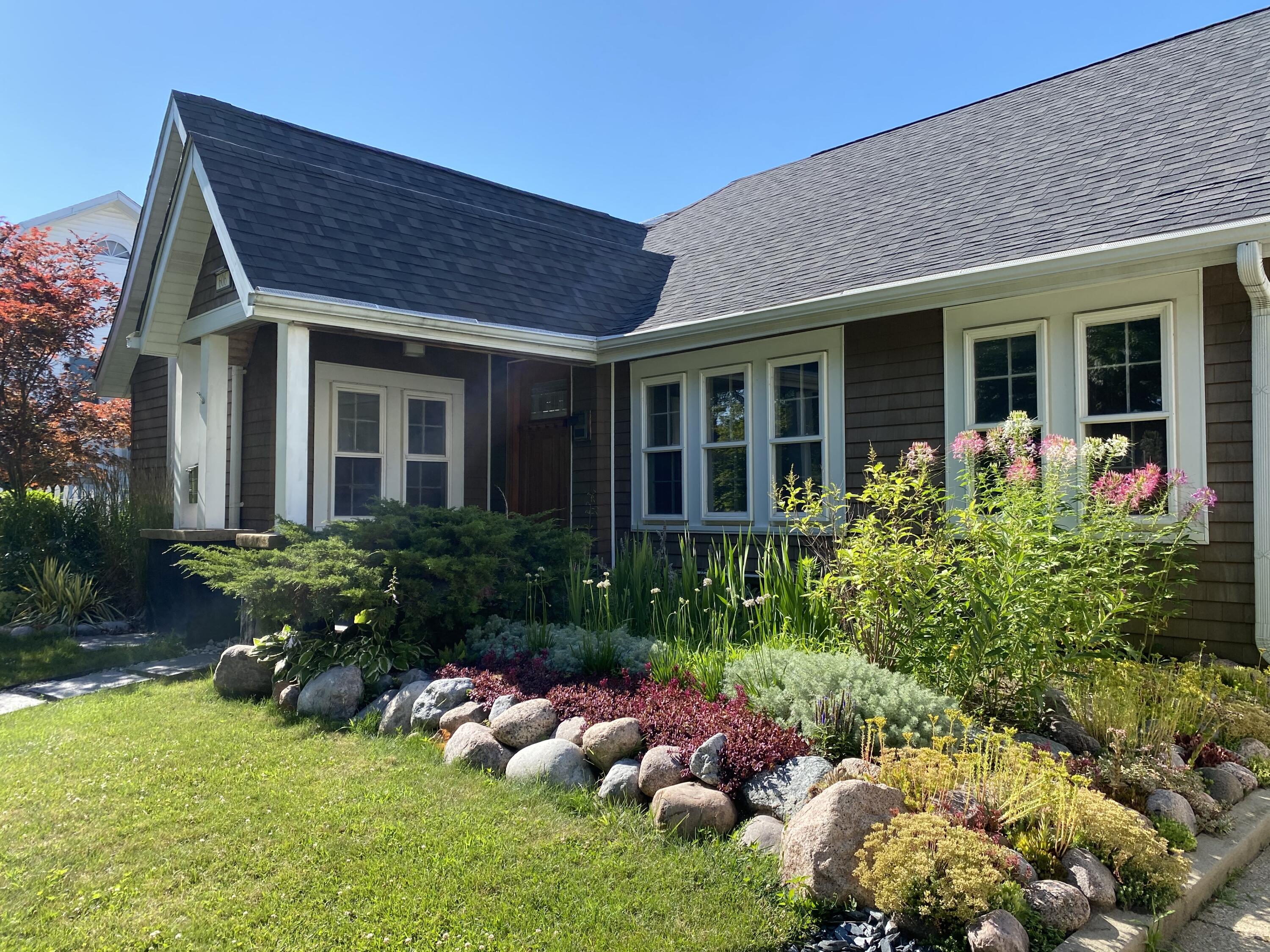 606 72nd Street Kenosha, WI 53143 - Photo 1 of 1 K 2 front yard 2