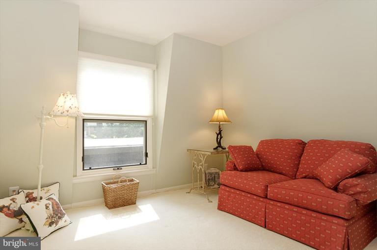 12104 Stirrup Road Reston, VA 20191 - Photo 6 of 27 a living room with furniture
