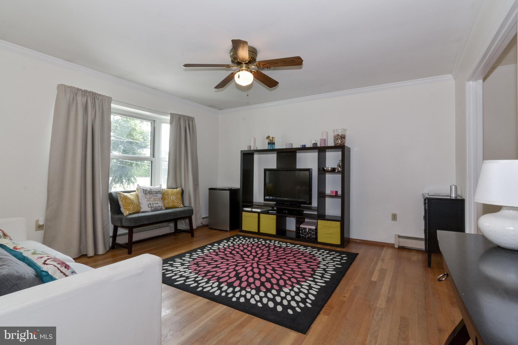 14130 Grayson Road Woodbridge, VA 22191 - Photo 4 of 30 Living Room