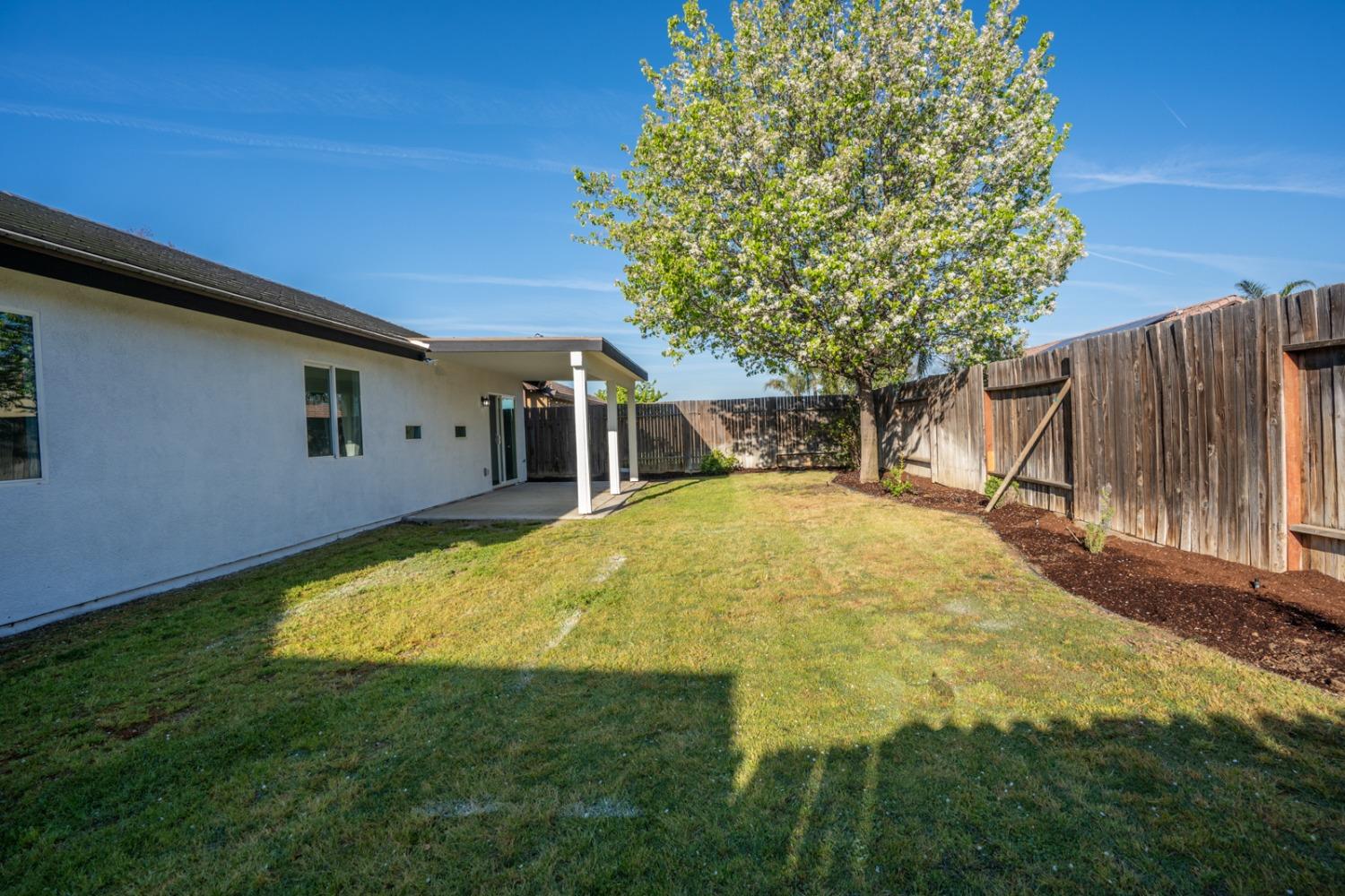 13612 Dromore Court Bakersfield, CA 93314 - Photo 33 of 35 a house with swimming pool in front of it