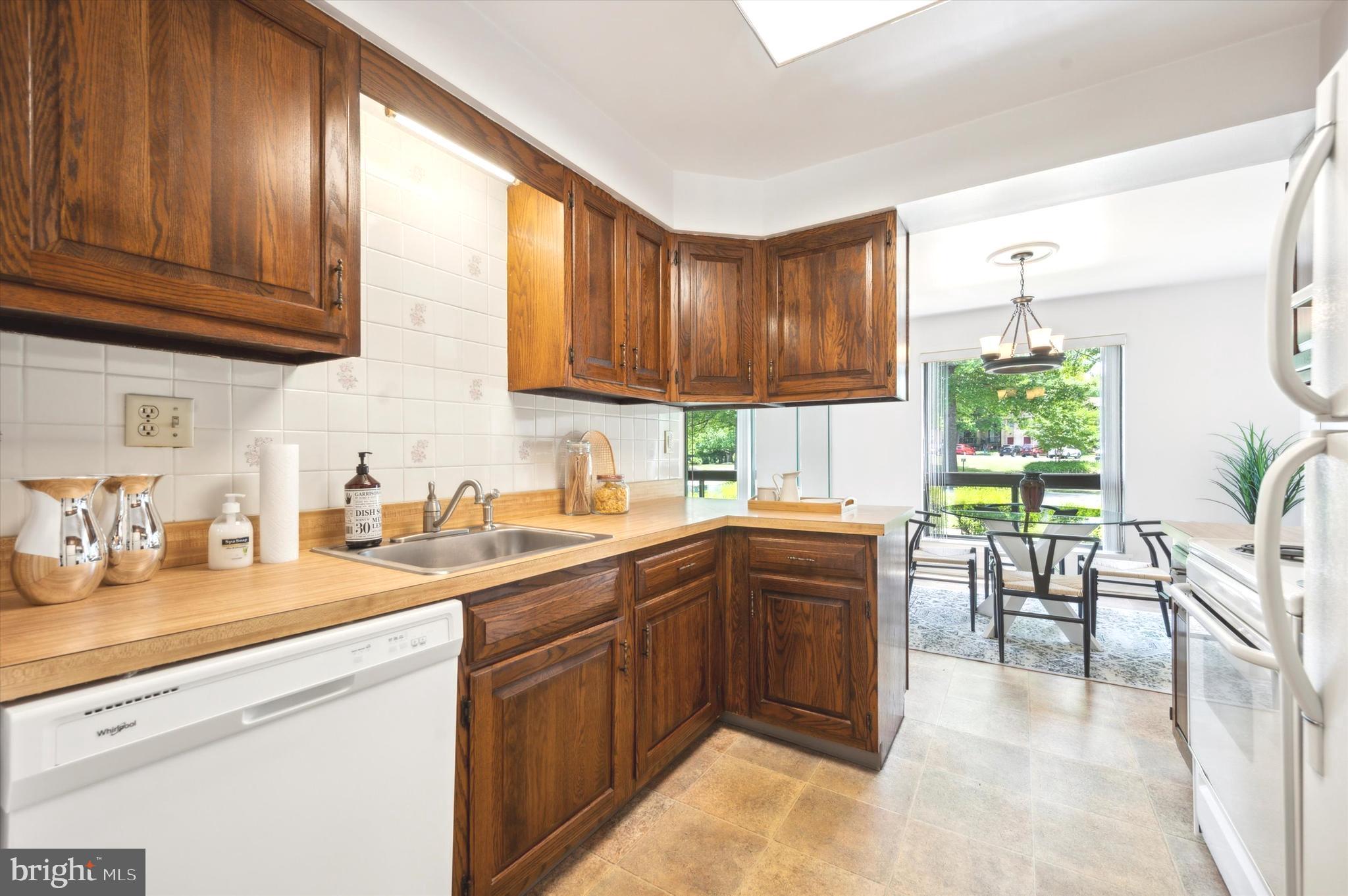 957 Putnam Boulevard Wallingford, PA 19086 - Photo 4 of 14 Kitchen