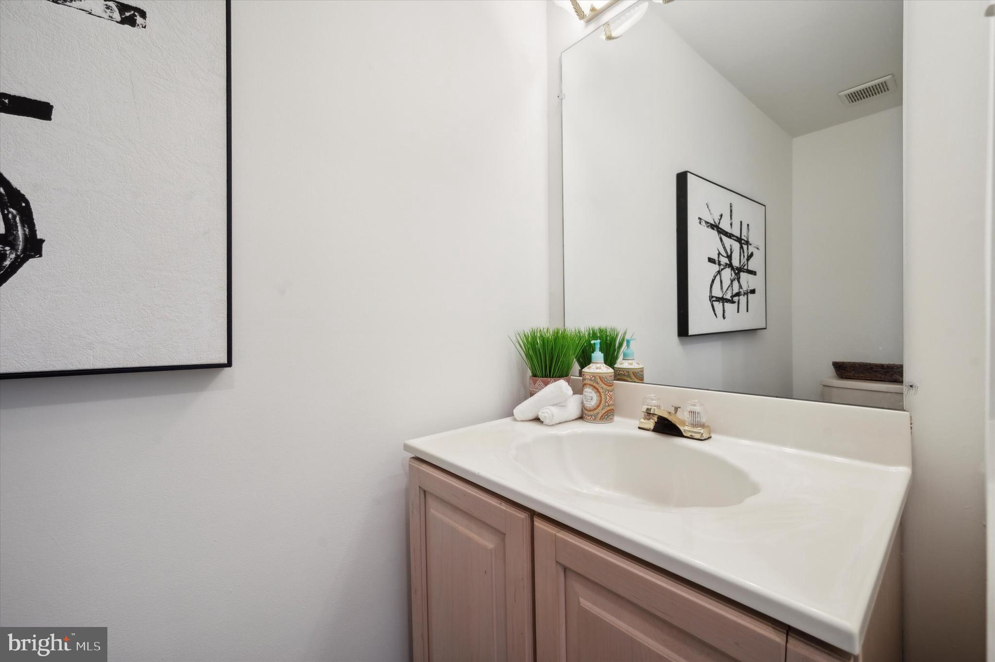 957 Putnam Boulevard Wallingford, PA 19086 - Photo 8 of 14 Powder room