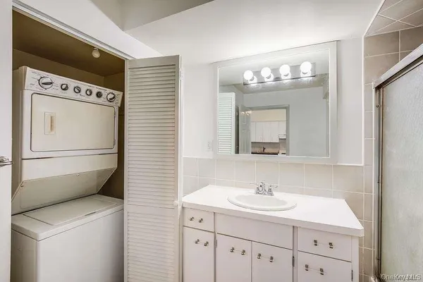 $3,150 | 75 Maxwell Avenue, Unit B, Oyster Bay, NY 11771