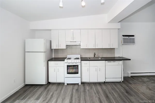 $3,150 | 75 Maxwell Avenue, Unit B, Oyster Bay, NY 11771