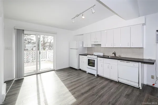 $3,150 | 75 Maxwell Avenue, Unit B, Oyster Bay, NY 11771