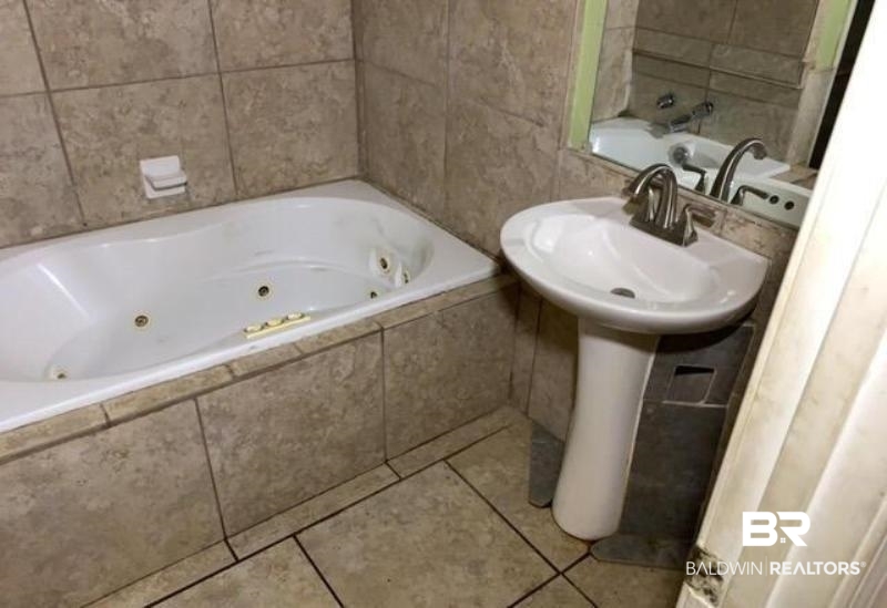 721 South Joseph Avenue Mobile, AL 36610 - Photo 14 of 16 Bathroom