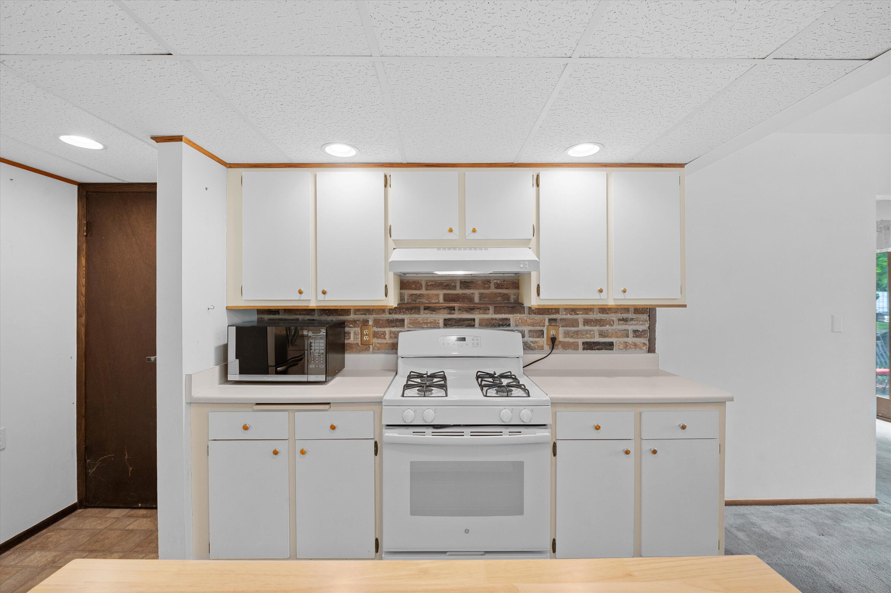 972 Valentine Road Oconomowoc, WI 53066 - Photo 14 of 34 Kitchen