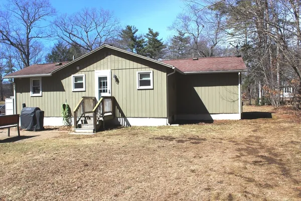 a view of a house with backyard