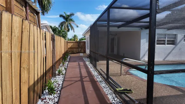 a view of a backyard
