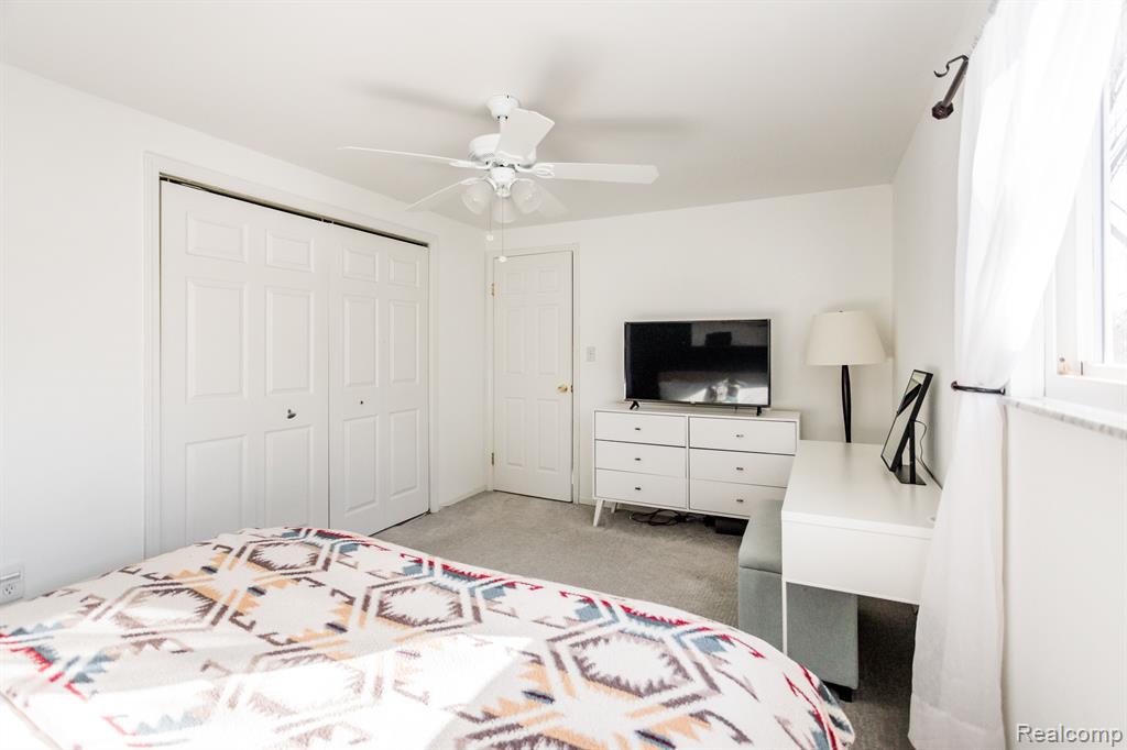 2023 Hampton Road Grosse Pointe Woods, MI 48236 - Photo 17 of 33