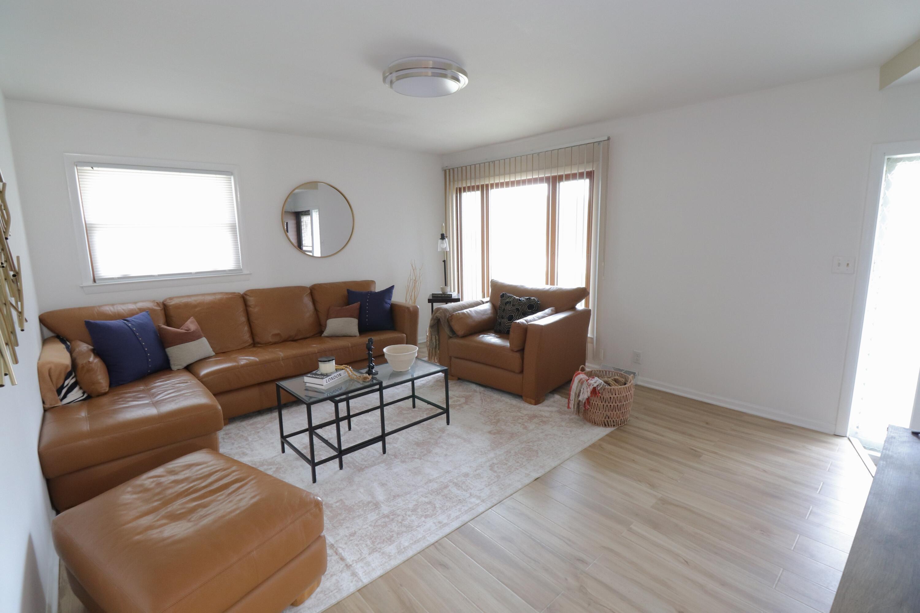 5228 South 9th Street Milwaukee, WI 53221 - Photo 3 of 23 Living Room