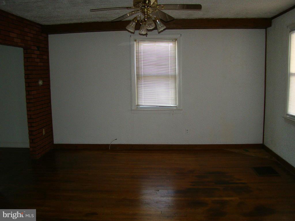 937 Woodlynn Road Baltimore, MD 21221 - Photo 3 of 14 Living Room