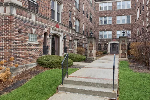 $194,900 | 65 East Harris Avenue, Unit 2A, La Grange, IL 60525