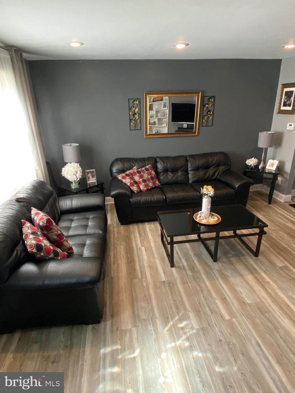 986 Masefield Road Baltimore, MD 21207 - Photo 2 of 12 Living Room