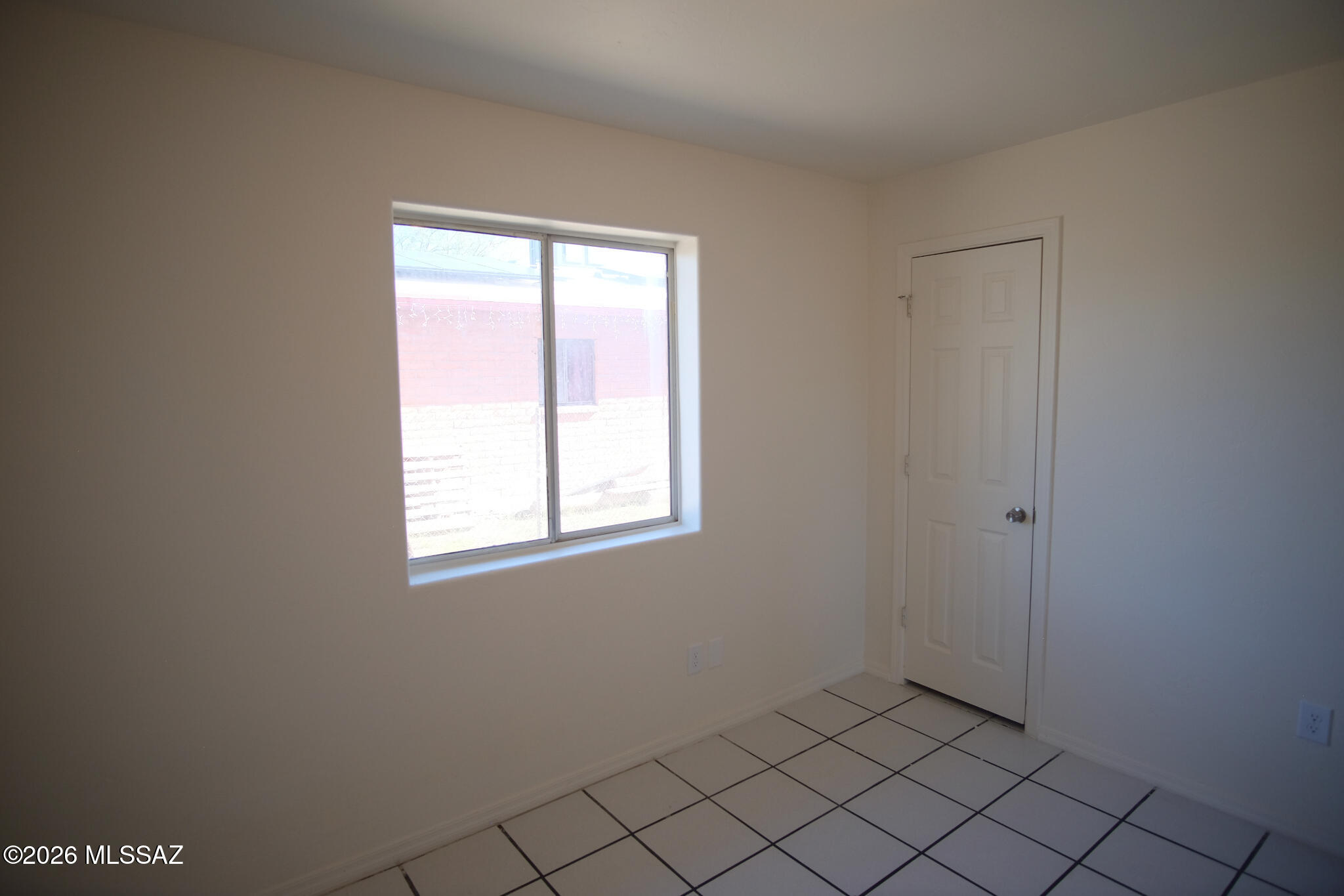 345 East Delta Road Tucson, AZ 85706 - Photo 23 of 45 a view of an empty room with window
