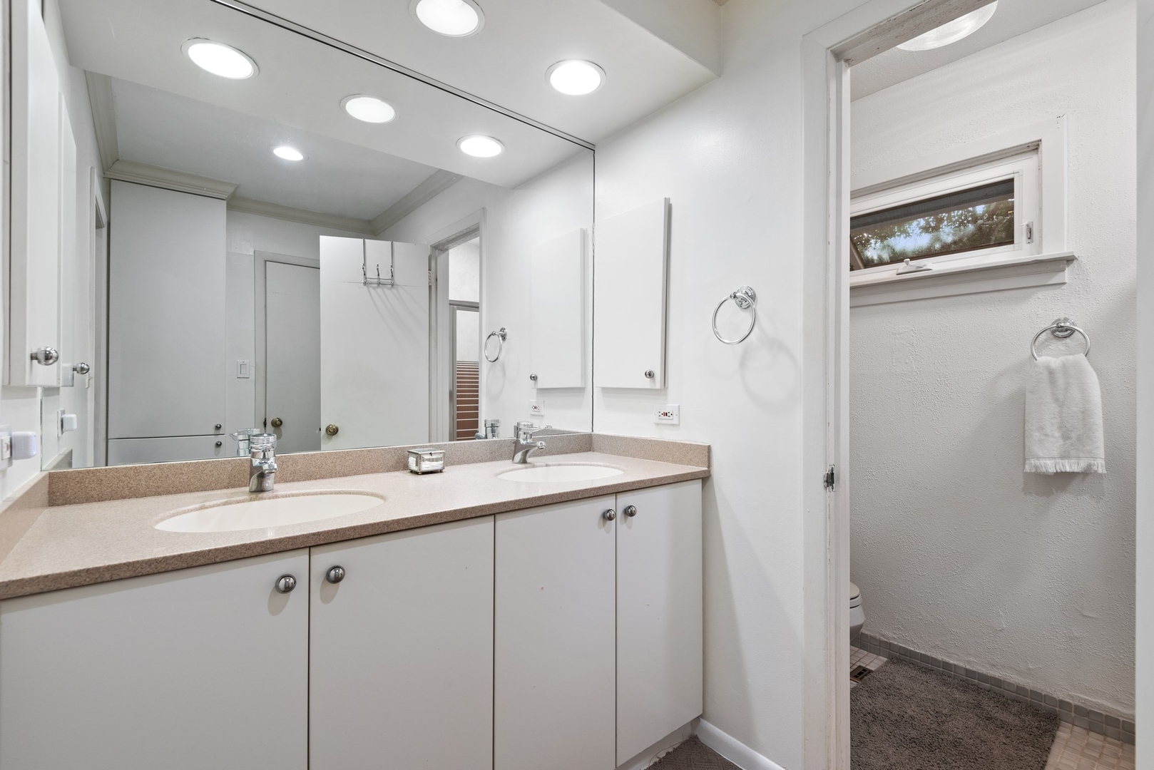 470 Voltz Road Northbrook, IL 60062 - Photo 27 of 58 a bathroom with a double vanity sink and a mirror