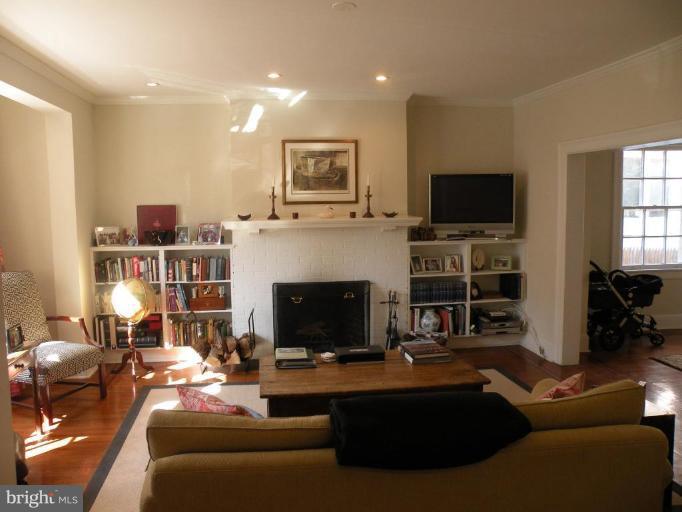 3907 Cloverhill Road Baltimore, MD 21218 - Photo 11 of 25 Living Room
