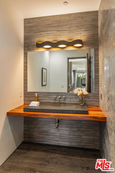1116 Chantilly Road Los Angeles, CA 90077 - Photo 12 of 46 Gallery Image 12