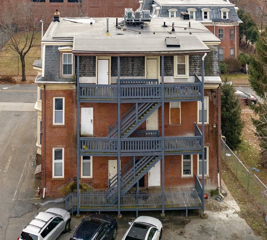 238-240 Union Street Springfield, MA 01105 - Photo 4 of 17 a front view of a house with a yard