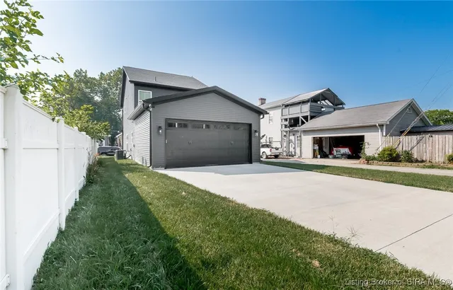 $365,900 | 719 East Chestnut Street, Jeffersonville, IN 47130