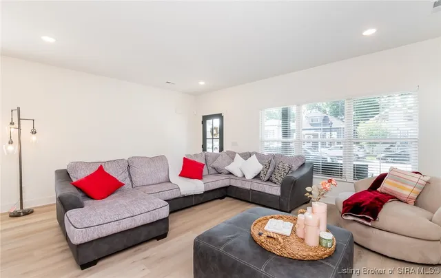 $365,900 | 719 East Chestnut Street, Jeffersonville, IN 47130