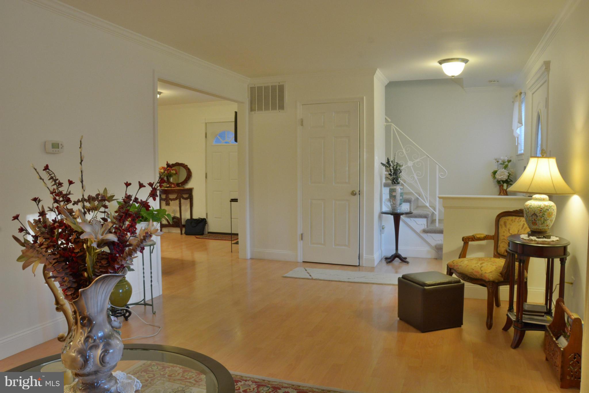 6817 Ontario Street Springfield, VA 22152 - Photo 6 of 30 Living Room