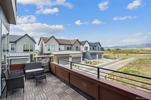 a picture of a very nice looking room