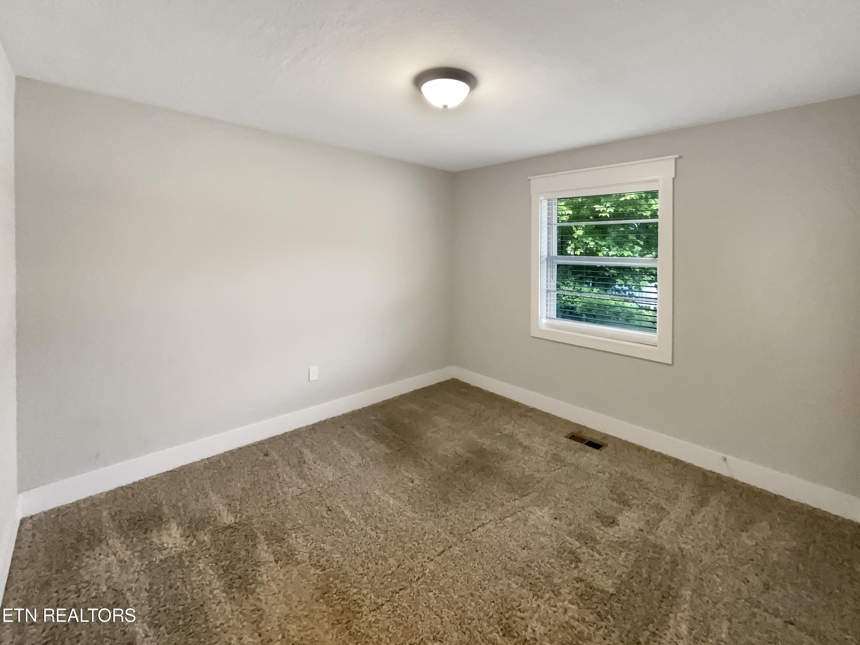 615 Slover Street Clinton, TN 37716 - Photo 3 of 25 listing_2